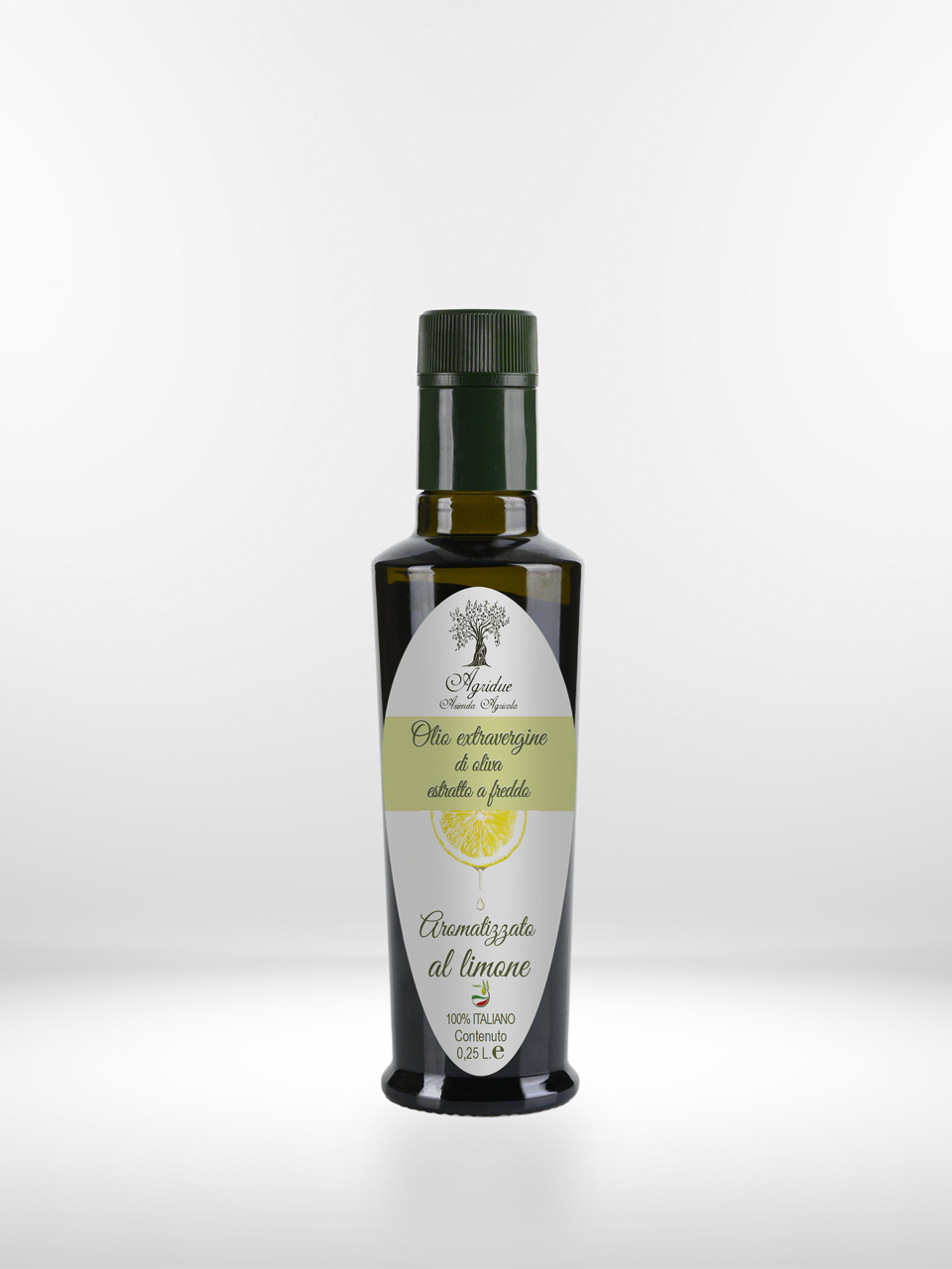 Una bottiglia di olio extravergine d'oliva su sfondo bianco. Olio aromatizzato al limone, fresco mediterraneo.
