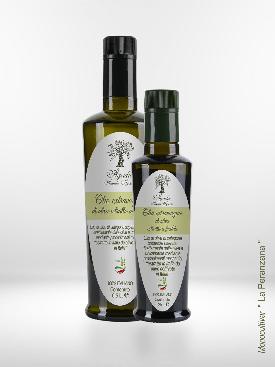 Due bottiglie di olio d'oliva su sfondo bianco. Olio monovarietale della tipologia di pianta