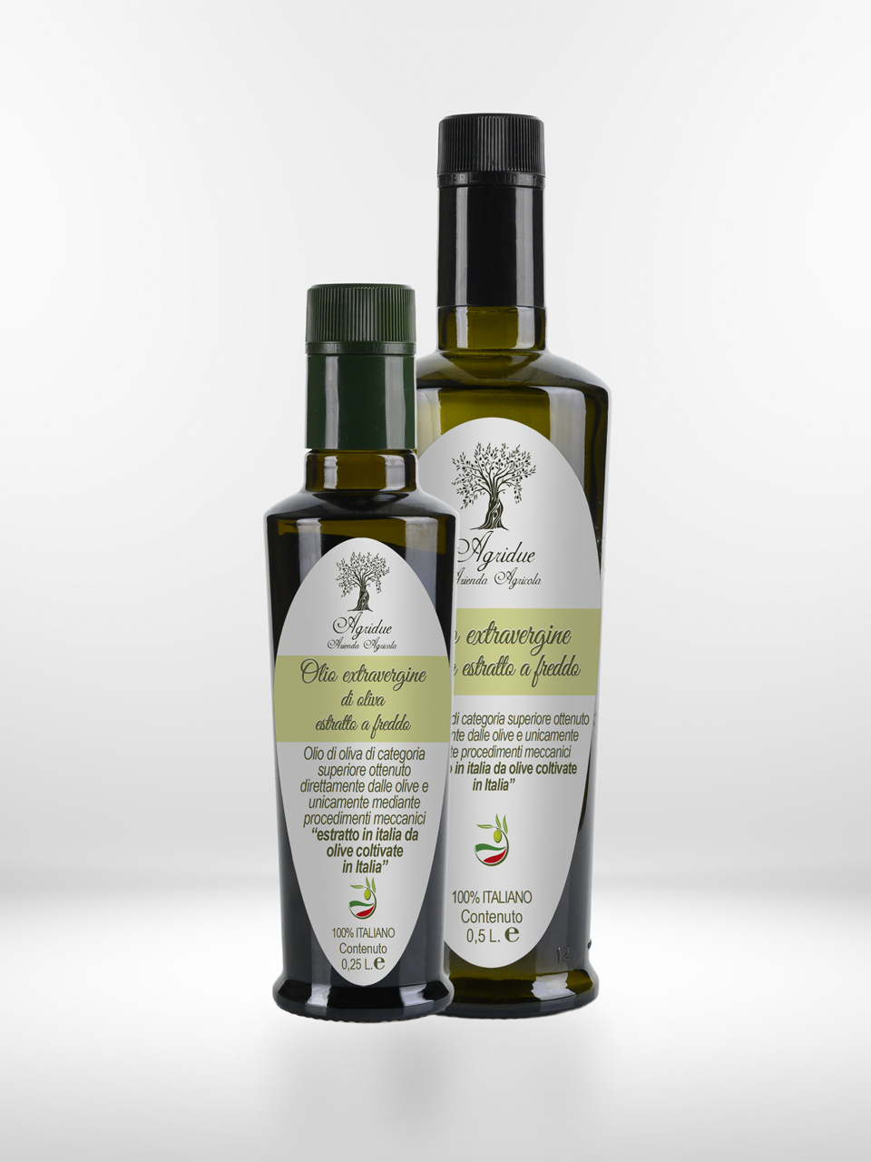 Due bottiglie di olio d'oliva su sfondo bianco. Olio multivarietale agridue, disponibile in diversi formati.